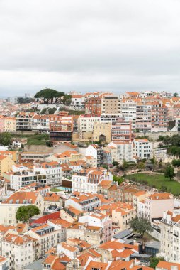 Lisboa, Portekiz. 9 Nisan 2022: Şehirdeki mahallelerin panoramik ve kentsel manzarası. 