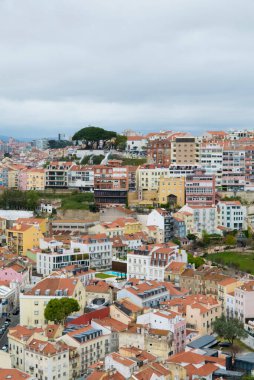 Lisboa, Portekiz. 9 Nisan 2022: Şehirdeki mahallelerin panoramik ve kentsel manzarası. 