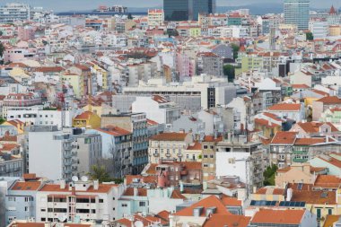 Lisboa, Portekiz. 9 Nisan 2022: Şehirdeki mahallelerin panoramik ve kentsel manzarası. 