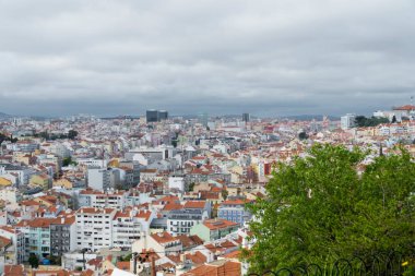 Lisboa, Portekiz. 9 Nisan 2022: Şehirdeki mahallelerin panoramik ve kentsel manzarası. 