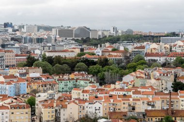 Lisboa, Portekiz. 9 Nisan 2022: Şehirdeki mahallelerin panoramik ve kentsel manzarası. 