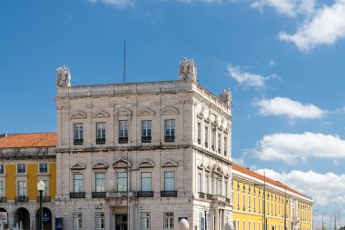 Lisboa, Portekiz. 9 Nisan 2022: Mavi gökyüzü heykeli ile ticaret meydanı.