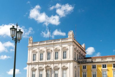 Lisboa, Portekiz. 9 Nisan 2022: Mavi gökyüzü heykeli ile ticaret meydanı.