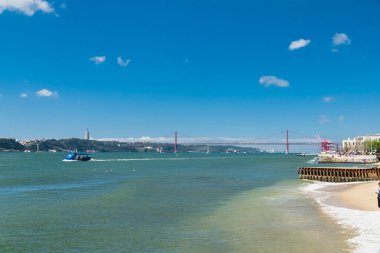 Lisboa, Portekiz. 10 Nisan 2022: Ulusal İsa Tapınağı Kral ve Tajo Nehri.