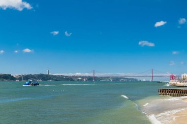 Lisboa, Portekiz. 10 Nisan 2022: Ulusal İsa Tapınağı Kral ve Tajo Nehri.