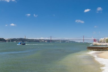 Lisboa, Portekiz. 10 Nisan 2022: Ulusal İsa Tapınağı Kral ve Tajo Nehri.