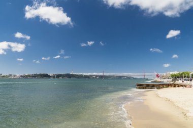 Lisboa, Portekiz. 10 Nisan 2022: Ulusal İsa Tapınağı Kral ve Tajo Nehri.