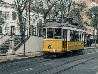 Lisboa, Portekiz. 9 Nisan 2022: Sarı tramvay şehrin sokaklarında.