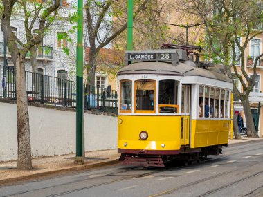 Lisboa, Portekiz. 9 Nisan 2022: Sarı tramvay şehrin sokaklarında.
