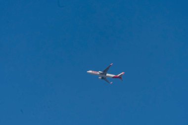 Mavi gökyüzü olan bir uçak. Lisboa, Portekiz. 