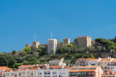 Lisboa, Portekiz. 10 Nisan 2022: Bir yaz öğleden sonra Alfama Mahallesi ve San Jorge Şatosu.