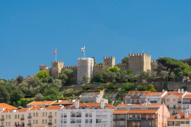 Lisboa, Portekiz. 10 Nisan 2022: Bir yaz öğleden sonra Alfama Mahallesi ve San Jorge Şatosu.