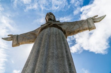 Lisboa, Portekiz. 9 Nisan 2022: Ulusal İsa Tapınağı ve mavi gökyüzü. 