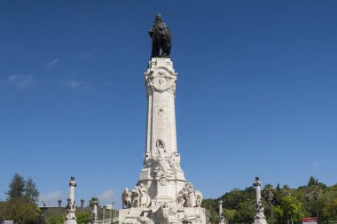 Lisboa, Portekiz. 10 Nisan 2022: Marques de pombal anıtı kentte ve mavi gökyüzünde.