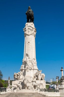 Lisboa, Portekiz. 10 Nisan 2022: Marques de pombal anıtı kentte ve mavi gökyüzünde.