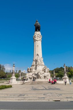 Lisboa, Portekiz. 10 Nisan 2022: Marques de pombal anıtı kentte ve mavi gökyüzünde.