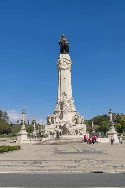 Lisboa, Portekiz. 10 Nisan 2022: Marques de pombal anıtı kentte ve mavi gökyüzünde.