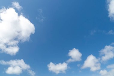 Lizbon 'da arkaplan bulutları ve mavi gökyüzü.