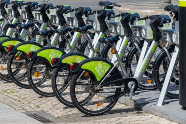  Lizbon, Portekiz. 10 Nisan 2022: Şehirde halk bisikletleri.