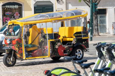 Lisboa, Portekiz. 10 Nisan 2022: Şehirde yürüyüş için süslemeli sarı araba.