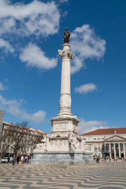 Lizbon, Portekiz. 10 Nisan 2022: Rossio Meydanı ve Pedro IV Anıtı