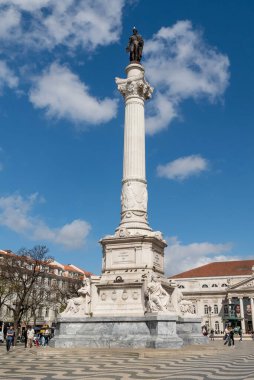 Lizbon, Portekiz. 10 Nisan 2022: Rossio Meydanı ve Pedro IV Anıtı