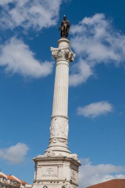 Lizbon, Portekiz. 10 Nisan 2022: Rossio Meydanı ve Pedro IV Anıtı