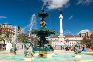 Lizbon, Portekiz. 10 Nisan 2022: Rossio Meydanı ve Pedro IV Anıtı