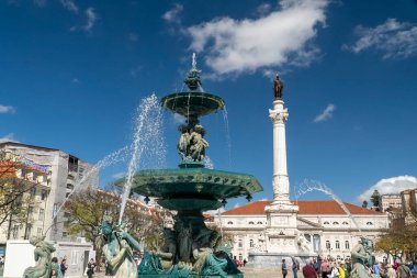 Lizbon, Portekiz. 10 Nisan 2022: Rossio Meydanı ve Pedro IV Anıtı