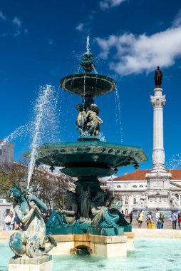 Lizbon, Portekiz. 10 Nisan 2022: Rossio Meydanı ve Pedro IV Anıtı