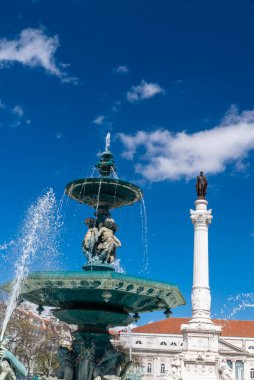 Lizbon, Portekiz. 10 Nisan 2022: Rossio Meydanı ve Pedro IV Anıtı