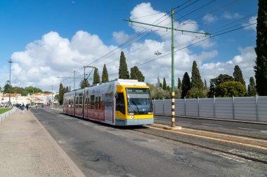 Lizbon, Portekiz. 10 Nisan 2022: Liberty Avenue ve Blue Sky 'da renkli tramvay.