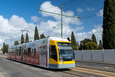 Lizbon, Portekiz. 10 Nisan 2022: Liberty Avenue ve Blue Sky 'da renkli tramvay.