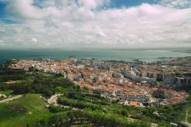 Portekiz 'in Lizbon şehrindeki Almada mahallesinin panoramik manzarası.