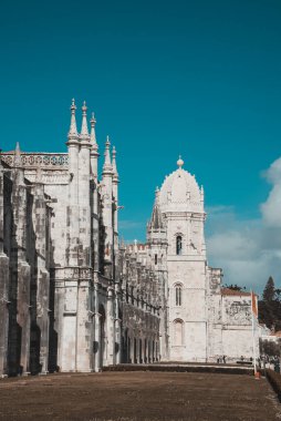 Lizbon, Portekiz. 11 Nisan 2022: Belem 'in Santa Maria mahallesindeki Hieronymus Manastırı.