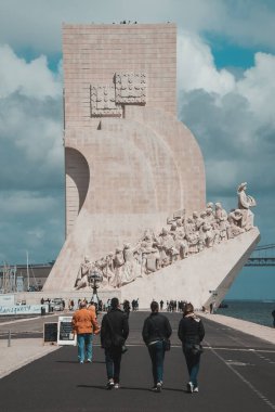Lizbon, Portekiz. 11 Nisan 2022 Belem 'deki keşiflerin anıtı. Deniz manzarası ve mavi gökyüzü.
