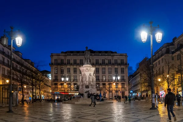 Lizbon, Portekiz. 11 Nisan 2022: Şair Lus de Cames 'in Meydanı.