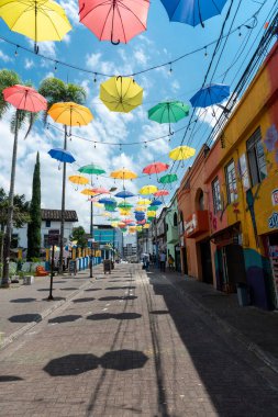 Pereira, Risaralda, Kolombiya. 3 Şubat 2022: Şehrin ünlü toplantı caddesi renkli şemsiyelerle süslenmiş.