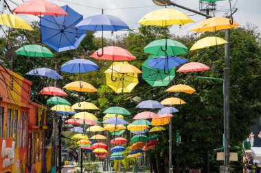 Pereira, Risaralda, Kolombiya. 3 Şubat 2022: Şehrin ünlü toplantı caddesi renkli şemsiyelerle süslenmiş.