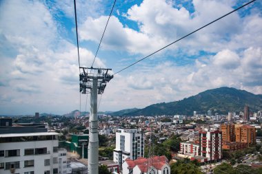 Pereira, Risaralda, Kolombiya. 3 Şubat 2022: Mavi gökyüzü ile panoramik manzara.