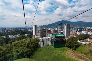 Pereira, Risaralda, Kolombiya. 3 Şubat 2022: Mavi gökyüzü ile panoramik manzara.