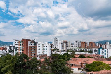 Pereira, Risaralda, Kolombiya. 3 Şubat 2022: Mavi gökyüzü ile panoramik manzara.