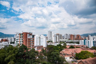 Pereira, Risaralda, Kolombiya. 3 Şubat 2022: Mavi gökyüzü ile panoramik manzara.