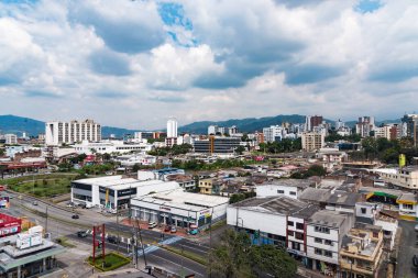 Pereira, Risaralda, Kolombiya. 3 Şubat 2022: Mavi gökyüzü ile panoramik manzara.