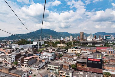 Pereira, Risaralda, Kolombiya. 3 Şubat 2022: Mavi gökyüzü ile panoramik manzara.