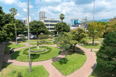 Pereira, Risaralda, Kolombiya. 3 Şubat 2022: Mavi gökyüzü ile Olaya Herrera Park manzarası.