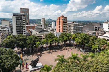 Pereira, Risaralda, Kolombiya. 3 Şubat 2022: Mavi gökyüzü ile Bolivar Meydanı.