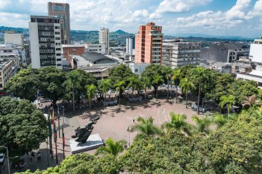 Pereira, Risaralda, Kolombiya. 3 Şubat 2022: Mavi gökyüzü ile Bolivar Meydanı.