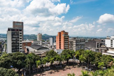 Pereira, Risaralda, Kolombiya. 3 Şubat 2022: Mavi gökyüzü ile Bolivar Meydanı.
