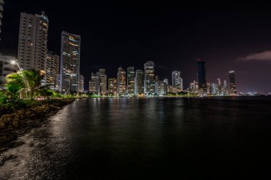 Castillogrande 'deki binalar gece denize yansıdı. Cartagena, Bolivar, Kolombiya. 